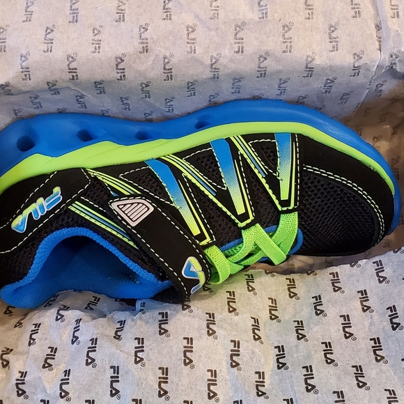 Kids Fila shoes - Picture 2 of 3